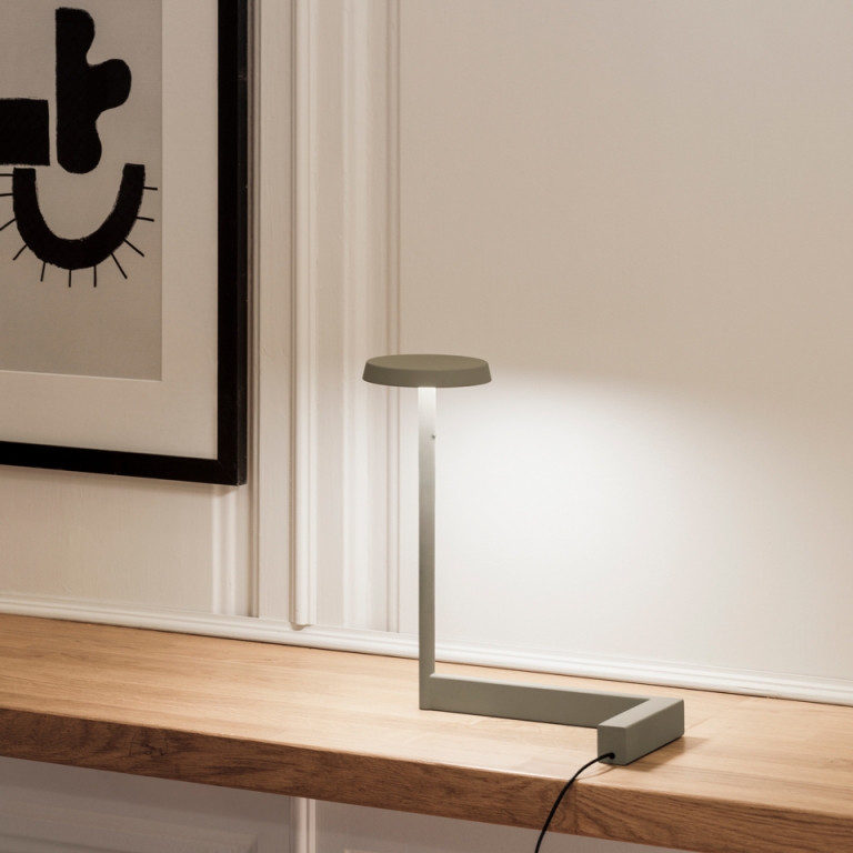 Strates de lumière : voici les lampes à poser de la collection Flat